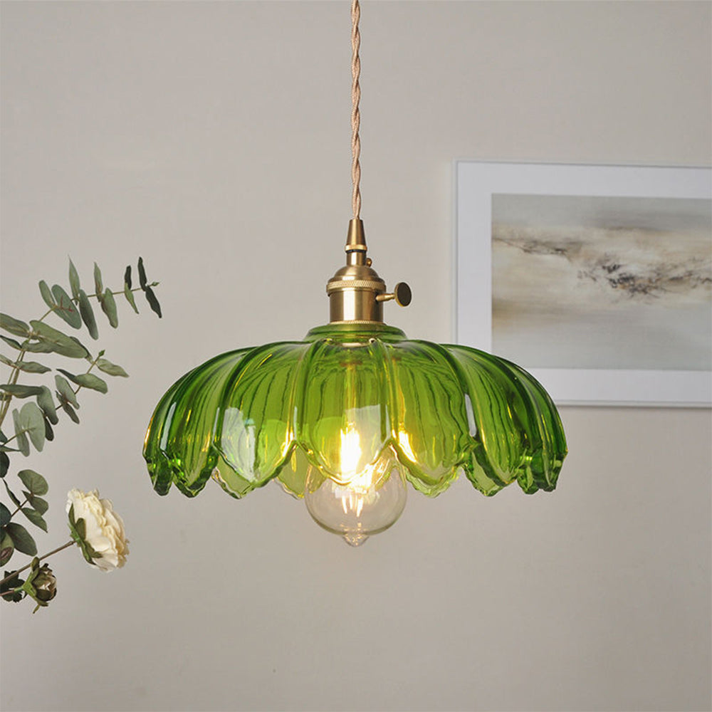 "Suspension vintage émaillée, lustre floral en verre translucide et cuivre, effet scintillant, charme rétro éléganza."