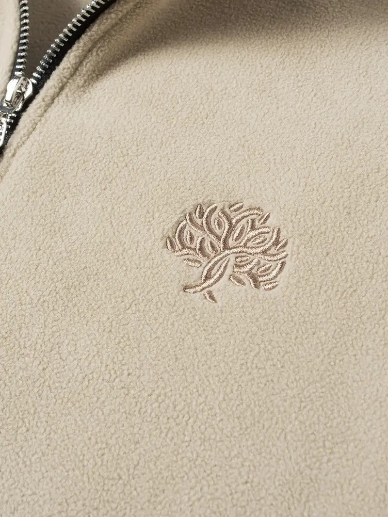 "Sweat-shirt homme à col montant zippé, coupe décontractée, tissu doux beige, idéal pour un style moderne et confortable."