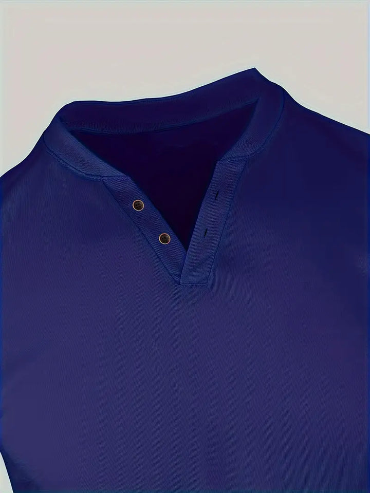 "T-shirt Henley vert élégant pour hommes, coupe classique, tissu léger et respirant, style décontracté et raffiné."