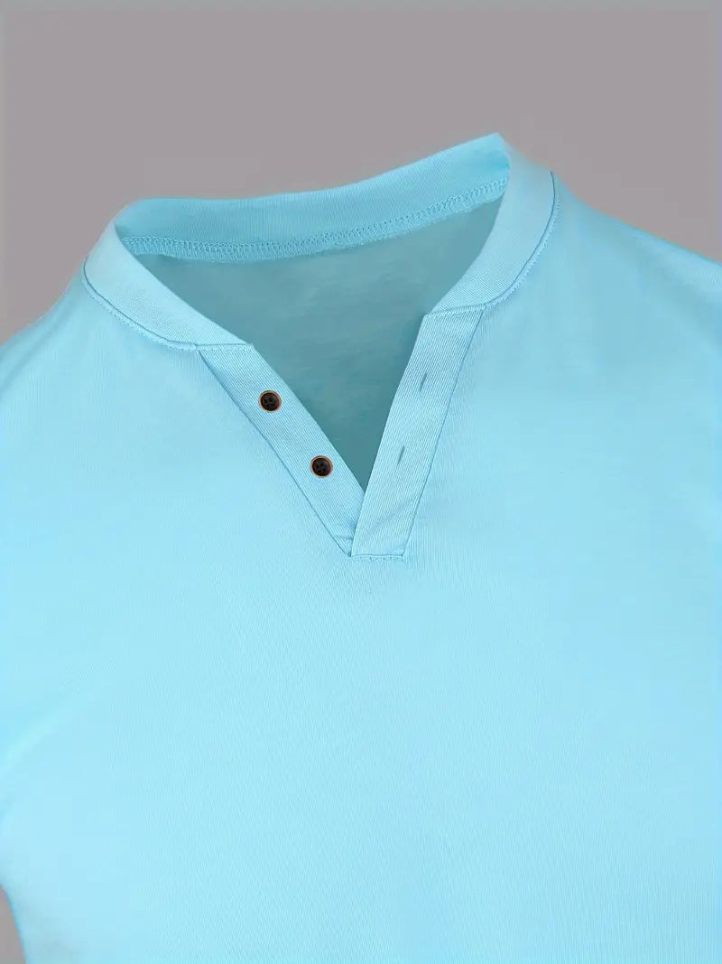 "T-shirt Henley vert élégant pour hommes, coupe classique, tissu léger et respirant, style décontracté et raffiné."