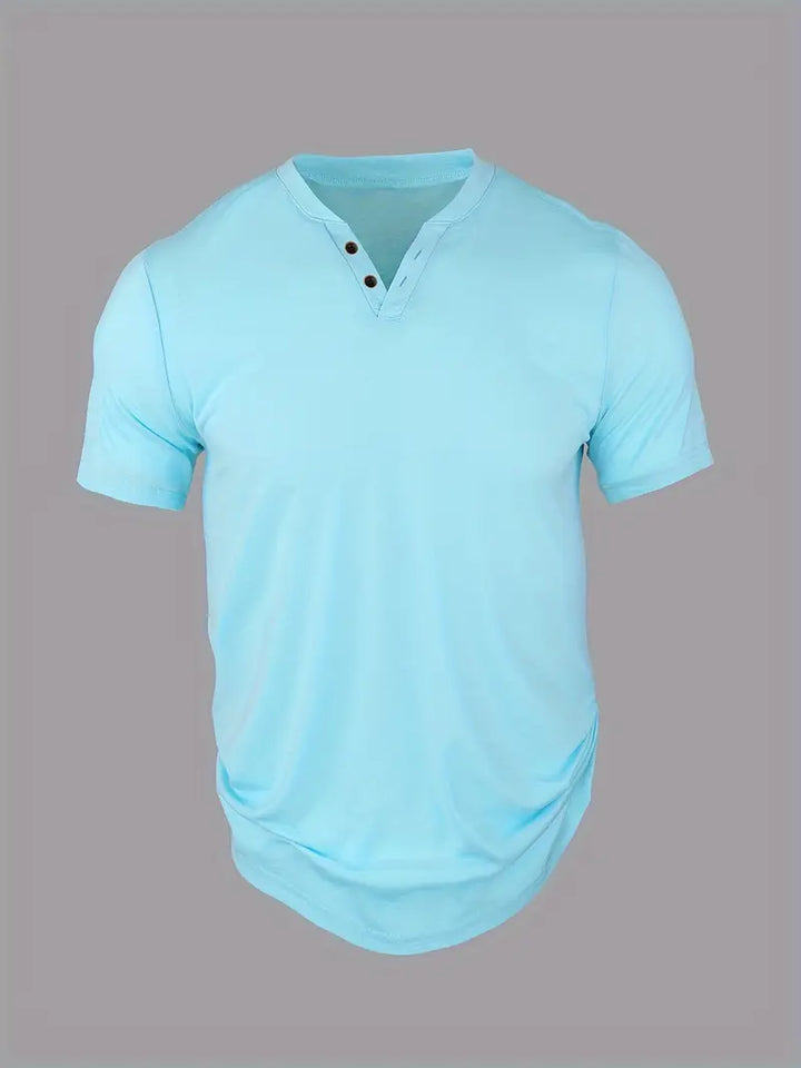 "T-shirt Henley vert élégant pour hommes, coupe classique, tissu léger et respirant, style décontracté et raffiné."