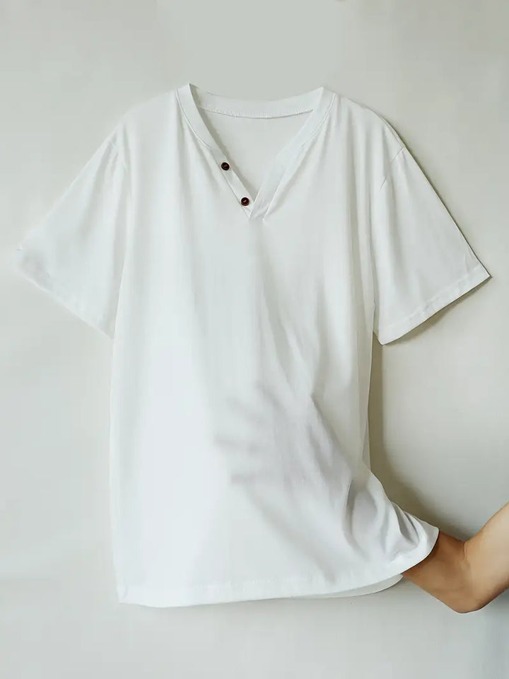 "T-shirt Henley vert élégant pour hommes, coupe classique, tissu léger et respirant, style décontracté et raffiné."