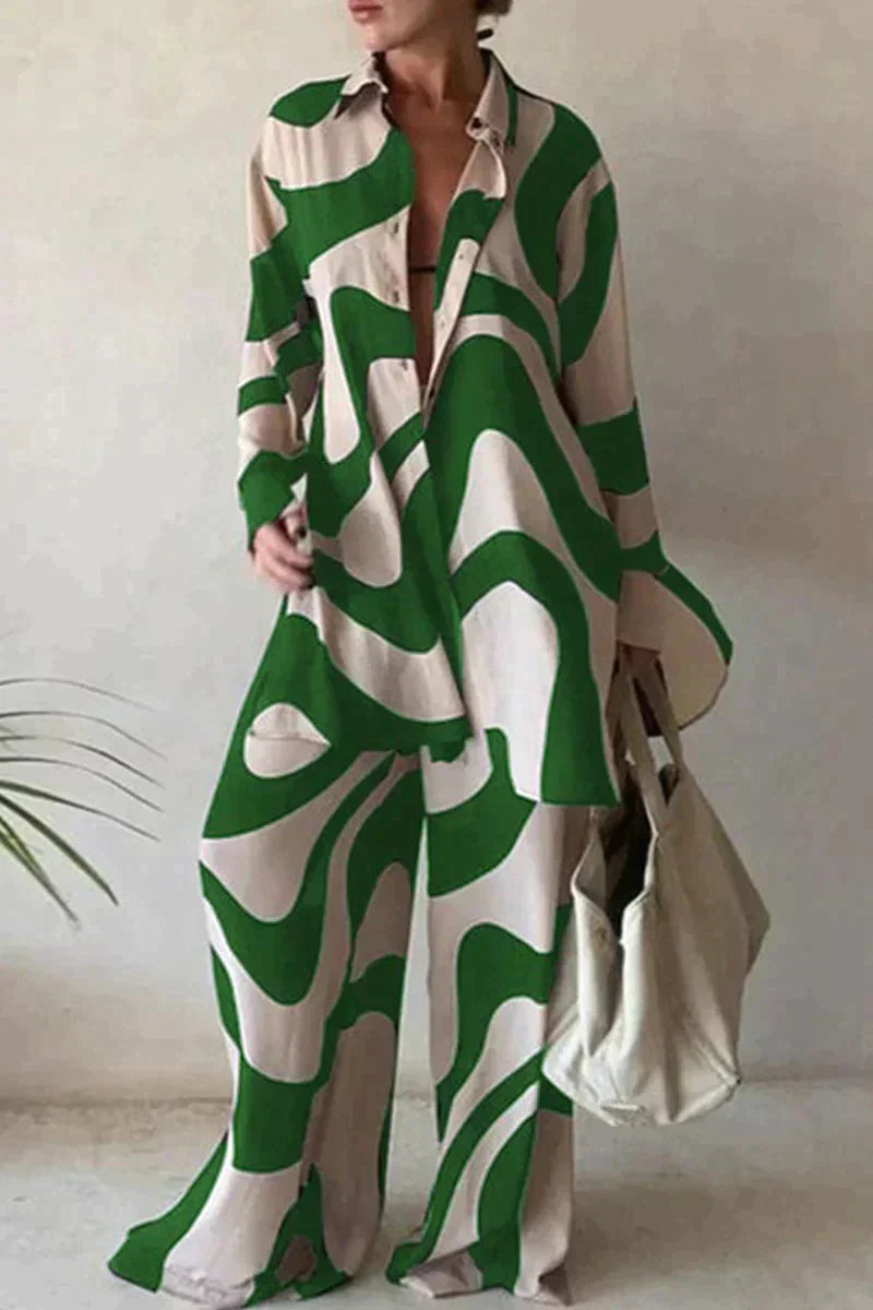 "Tailleur pantalon femme avec motif géométrique élégant, coupe décontractée, blouse manches longues pour style moderne."