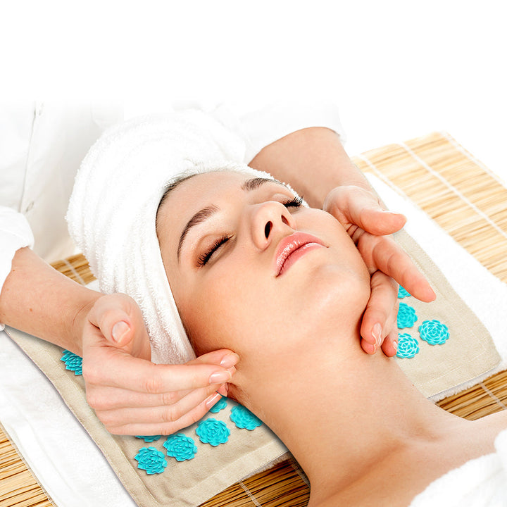 "Tapis d’acupression vert avec oreiller plat, picots blancs pour relaxation, soulagement muscles dos et cervicales."