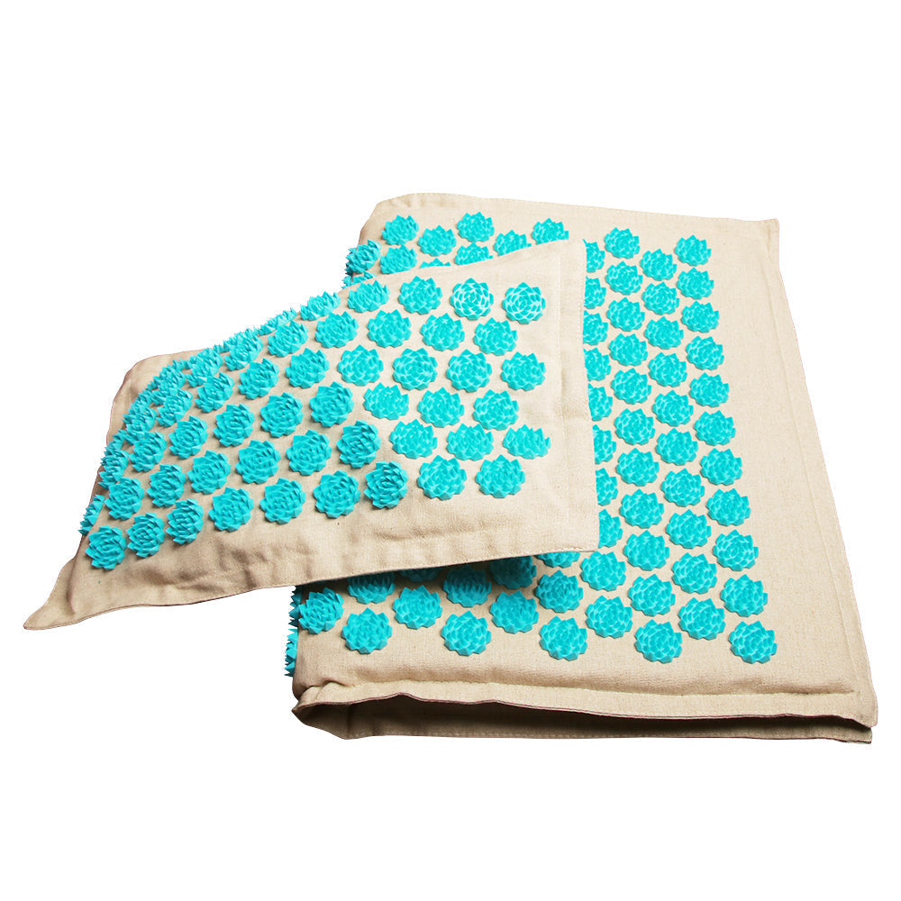 "Tapis d’acupression vert avec oreiller plat, picots blancs pour relaxation, soulagement muscles dos et cervicales."