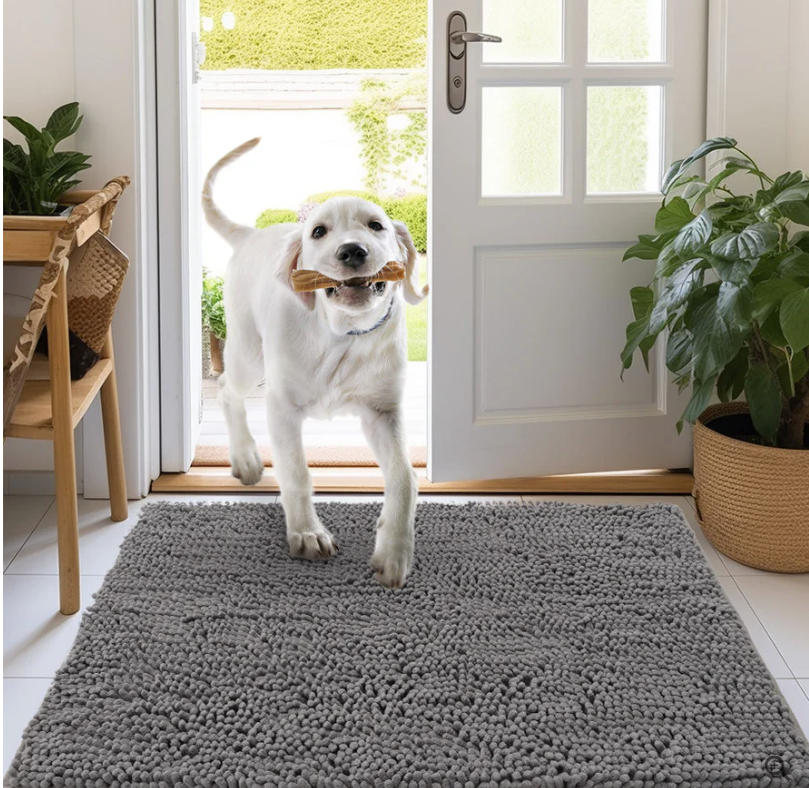 "Tapis en microfibre gris pour chien ultra-absorbant et antidérapant, lavable en machine, idéal pour un sol propre."