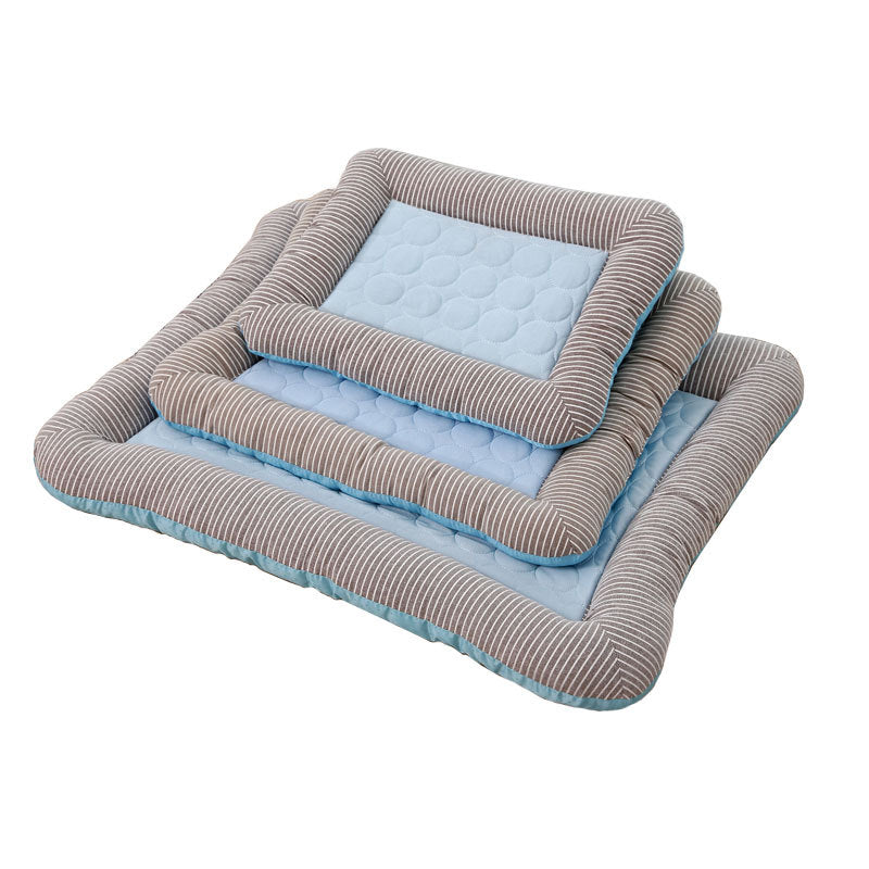 "Tapis rafraîchissant pour animaux, bleu clair, surface douce, idéal pour l'été, confort estival, facile à nettoyer."