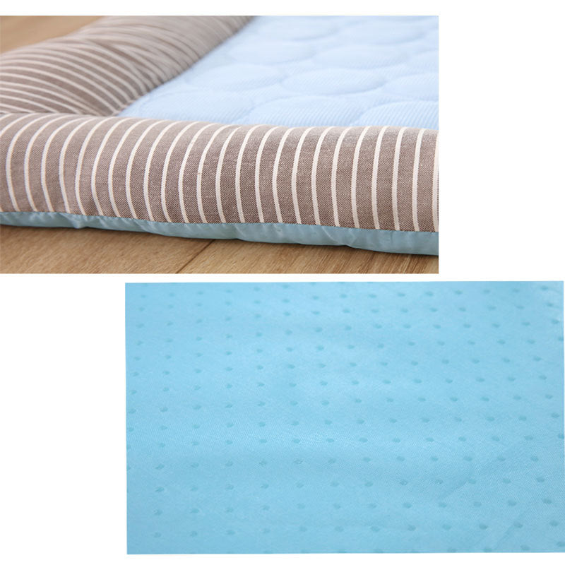 "Tapis rafraîchissant pour animaux, bleu clair, surface douce, idéal pour l'été, confort estival, facile à nettoyer."
