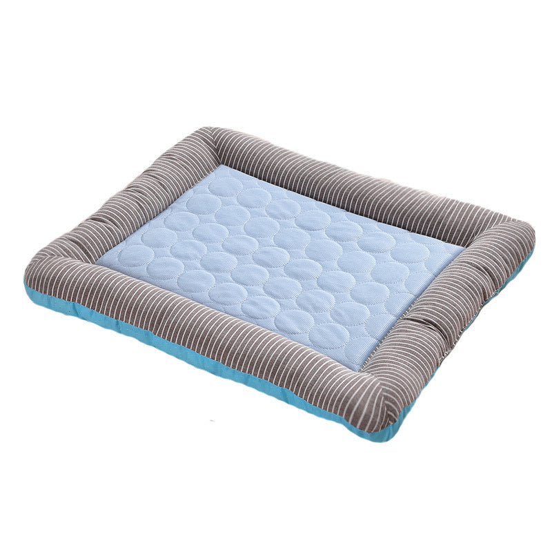 "Tapis rafraîchissant pour animaux, bleu clair, surface douce, idéal pour l'été, confort estival, facile à nettoyer."