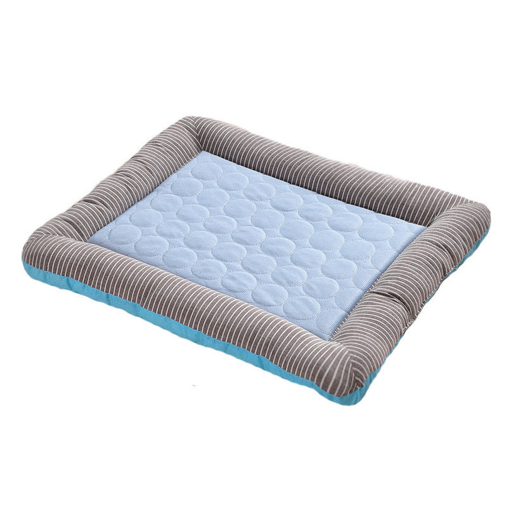 "Tapis rafraîchissant pour animaux, bleu clair, surface douce, idéal pour l'été, confort estival, facile à nettoyer."