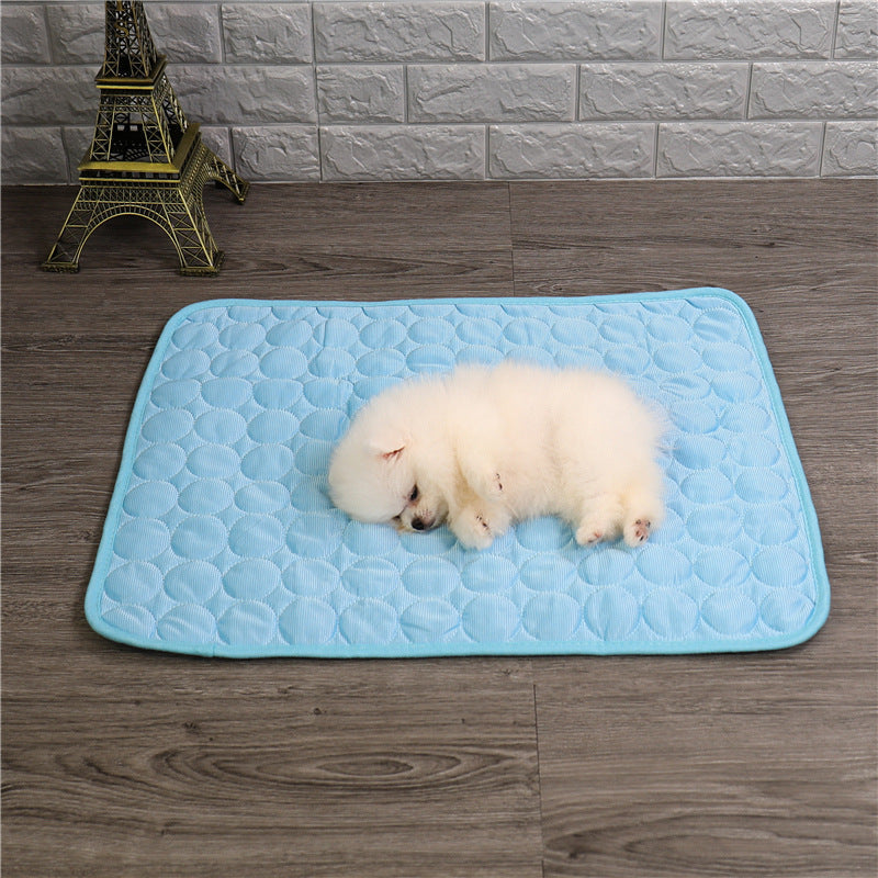 "Tapis réfrigérant pour animaux, bleu clair, offre fraîcheur et confort, technologie gel auto-rafraîchissante, non-toxique."