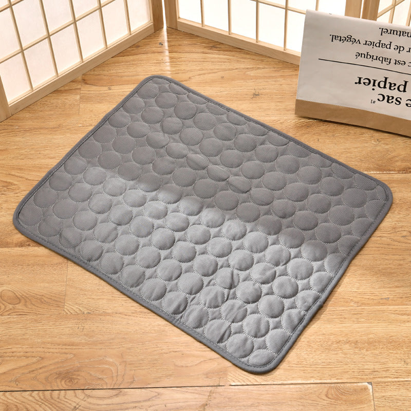 "Tapis réfrigérant pour animaux, bleu clair, offre fraîcheur et confort, technologie gel auto-rafraîchissante, non-toxique."