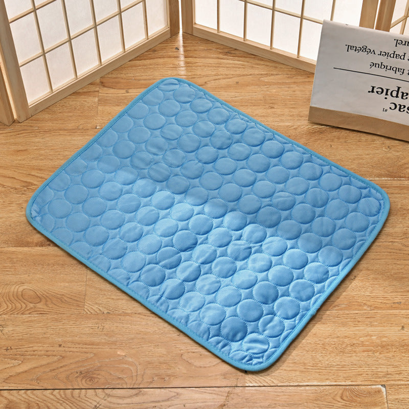 "Tapis réfrigérant pour animaux, bleu clair, offre fraîcheur et confort, technologie gel auto-rafraîchissante, non-toxique."