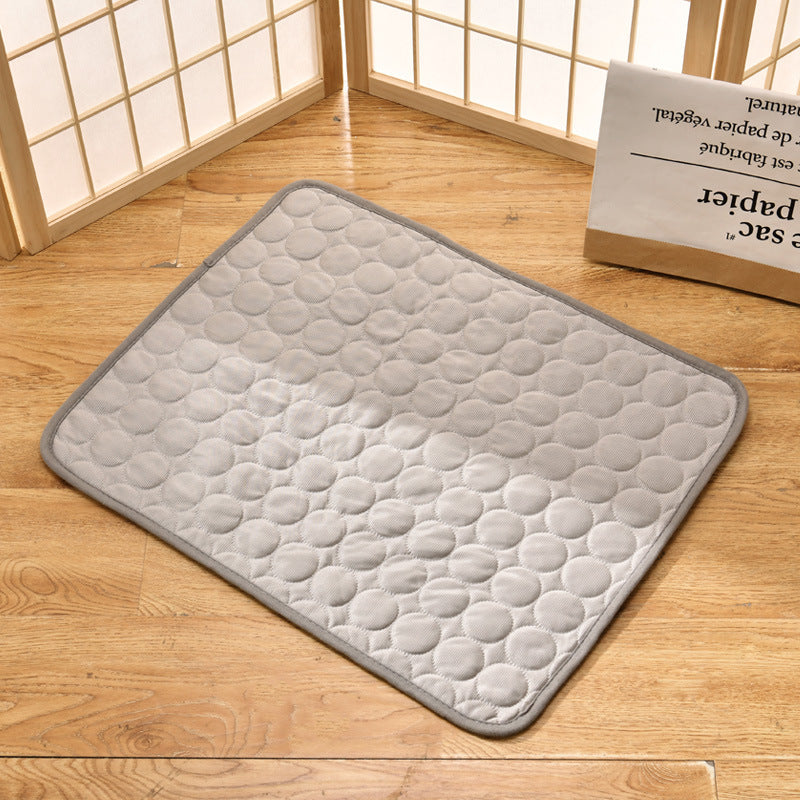 "Tapis réfrigérant pour animaux, bleu clair, offre fraîcheur et confort, technologie gel auto-rafraîchissante, non-toxique."