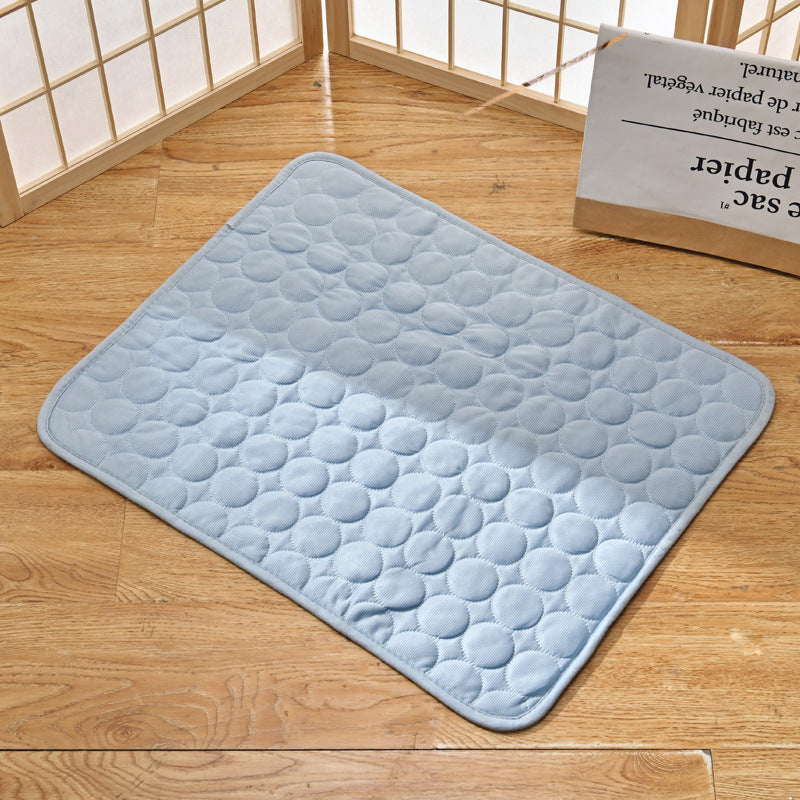 "Tapis réfrigérant pour animaux, bleu clair, offre fraîcheur et confort, technologie gel auto-rafraîchissante, non-toxique."