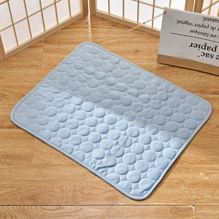 "Tapis réfrigérant pour animaux, bleu clair, offre fraîcheur et confort, technologie gel auto-rafraîchissante, non-toxique."
