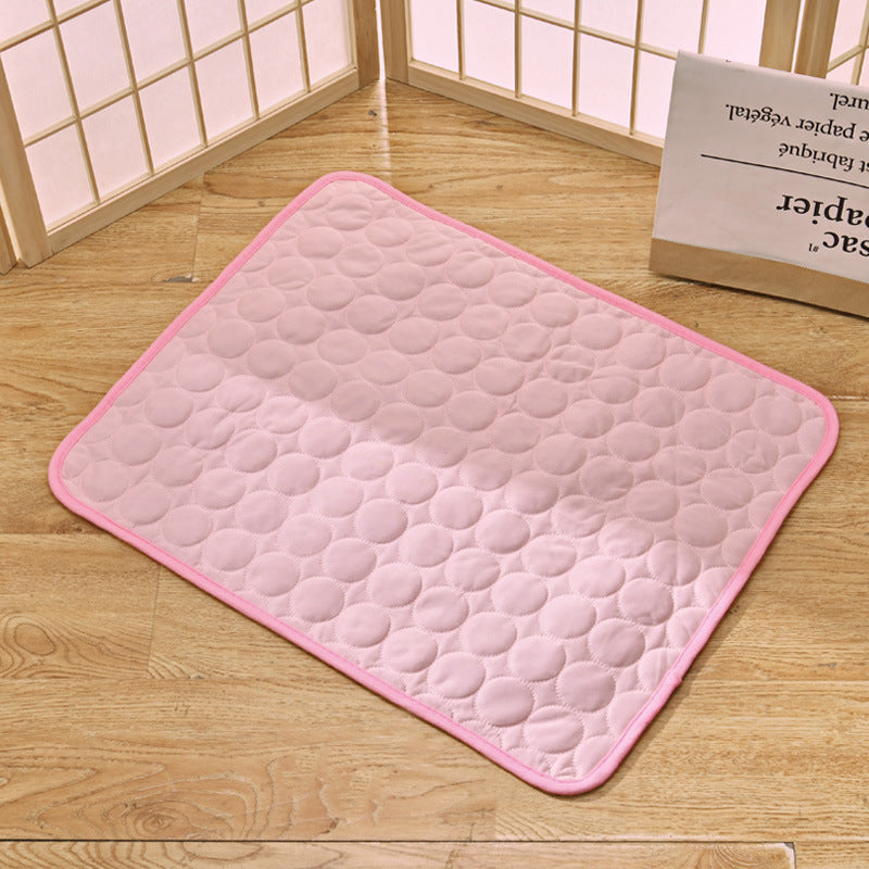 "Tapis réfrigérant pour animaux, bleu clair, offre fraîcheur et confort, technologie gel auto-rafraîchissante, non-toxique."
