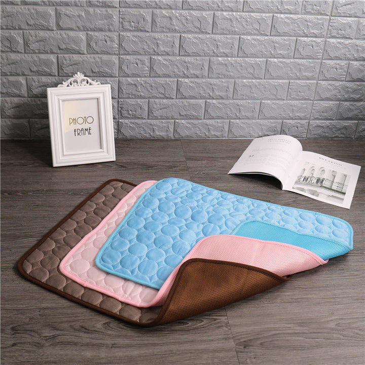 "Tapis réfrigérant pour animaux, bleu clair, offre fraîcheur et confort, technologie gel auto-rafraîchissante, non-toxique."