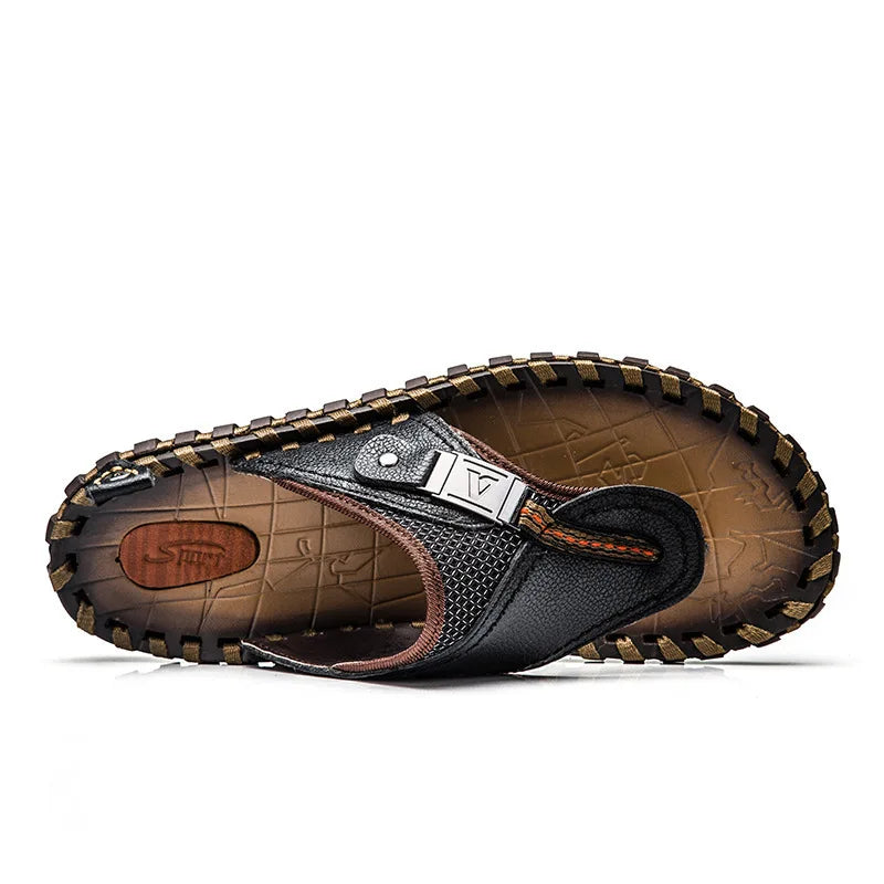 "Tongs en cuir marron, élégantes pour hommes, offrant confort et style estival sophistiqué, tailles 38 à 47."