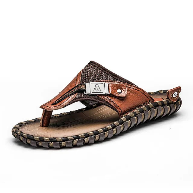 "Tongs en cuir marron, élégantes pour hommes, offrant confort et style estival sophistiqué, tailles 38 à 47."