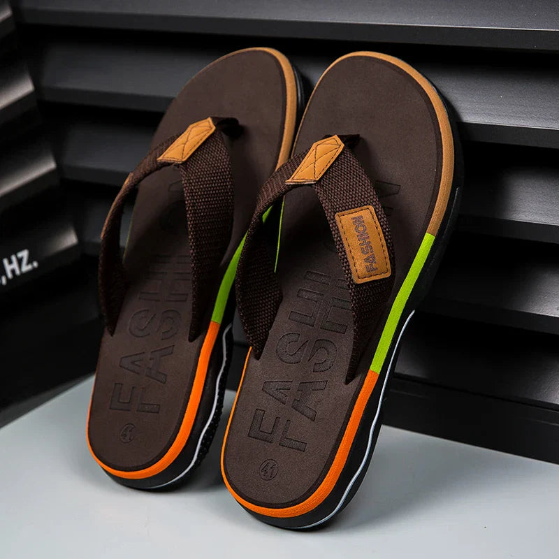 Tongs homme aux couleurs vives, semelle antidérapante, design multicolore pour confort estival optimal.