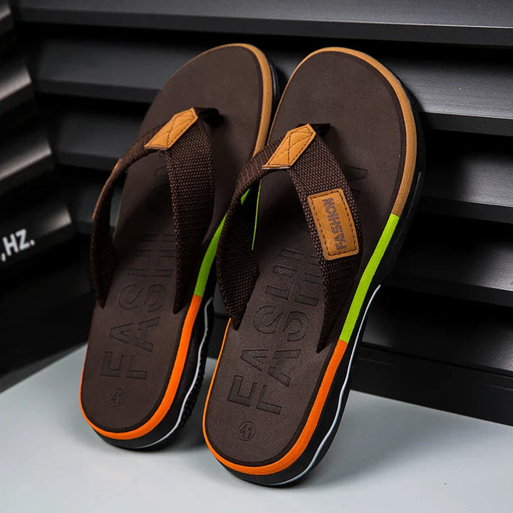 Tongs homme aux couleurs vives, semelle antidérapante, design multicolore pour confort estival optimal.