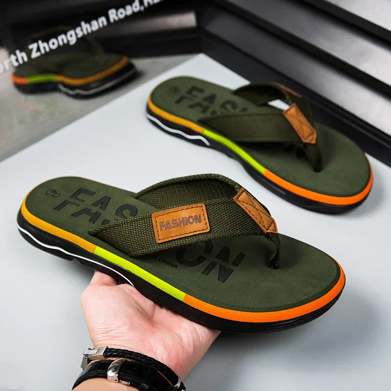 Tongs homme aux couleurs vives, semelle antidérapante, design multicolore pour confort estival optimal.