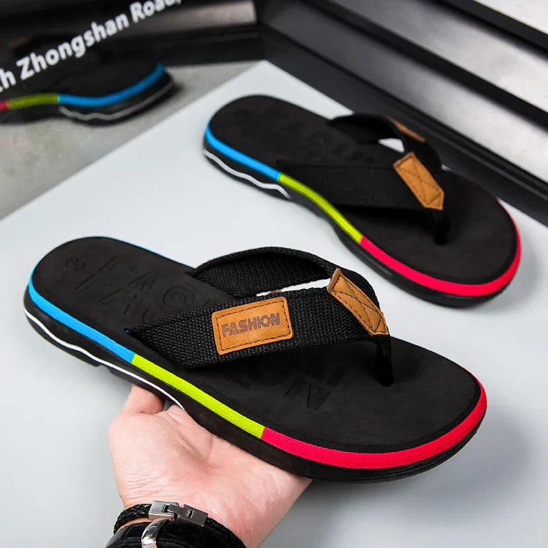 Tongs homme aux couleurs vives, semelle antidérapante, design multicolore pour confort estival optimal.