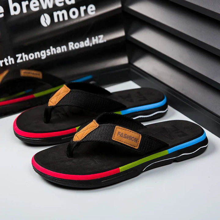 Tongs homme aux couleurs vives, semelle antidérapante, design multicolore pour confort estival optimal.