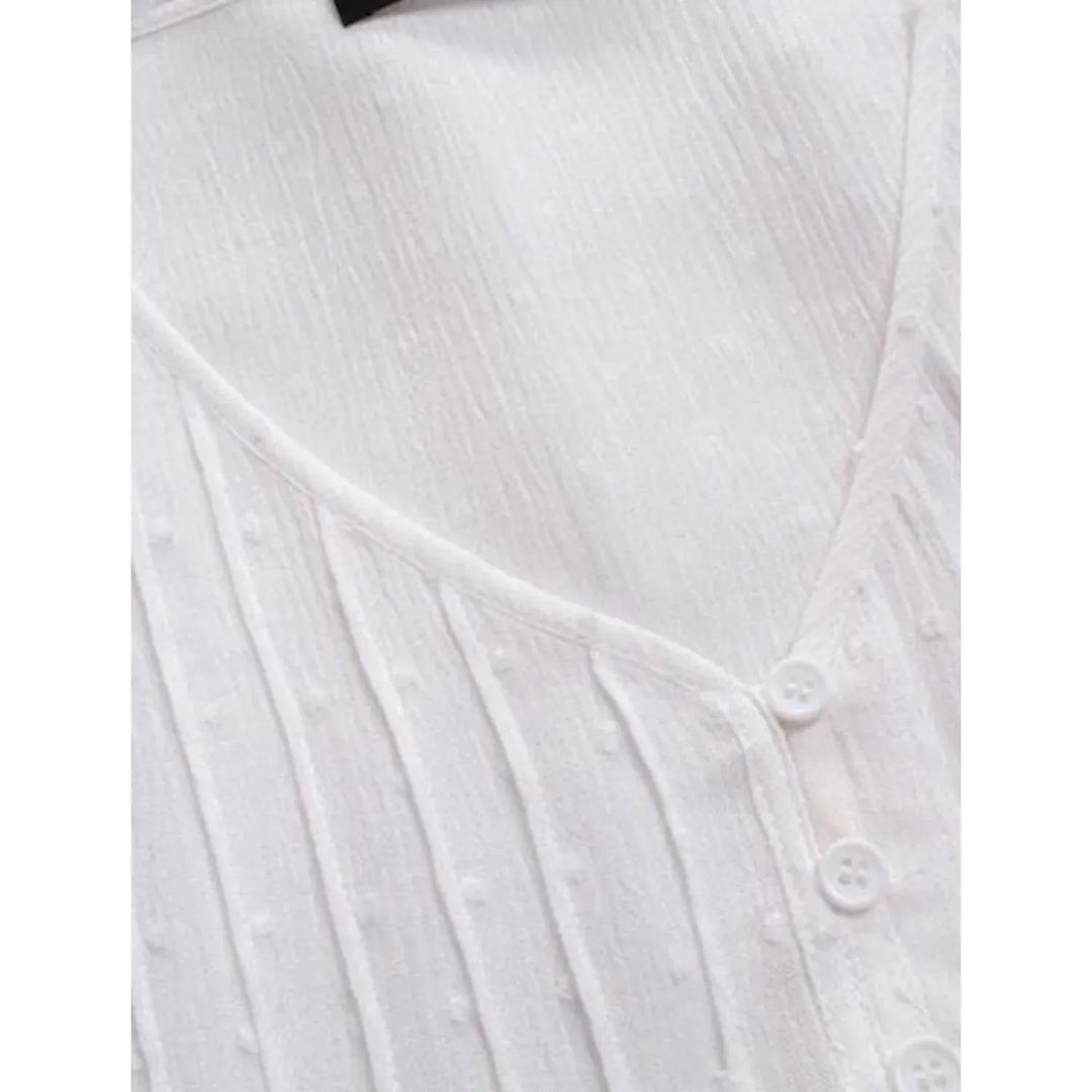 "Top en dentelle pour femme avec col en V, dentelle fine, élégant, disponible en plusieurs couleurs, chic et féminin."