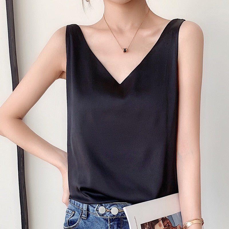 "Top femme chic col en V, coupe fluide élégante, idéal pour un look moderne et polyvalent"