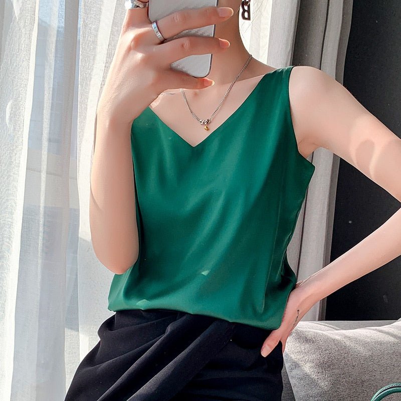 "Top femme chic col en V, coupe fluide élégante, idéal pour un look moderne et polyvalent"