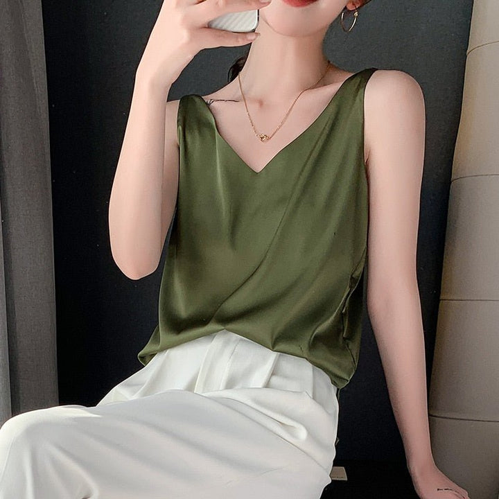 "Top femme chic col en V, coupe fluide élégante, idéal pour un look moderne et polyvalent"