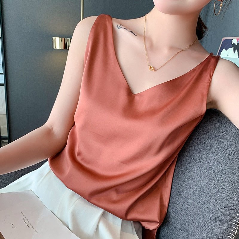 "Top femme chic col en V, coupe fluide élégante, idéal pour un look moderne et polyvalent"