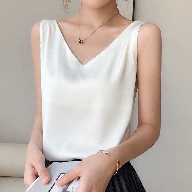 "Top femme chic col en V, coupe fluide élégante, idéal pour un look moderne et polyvalent"