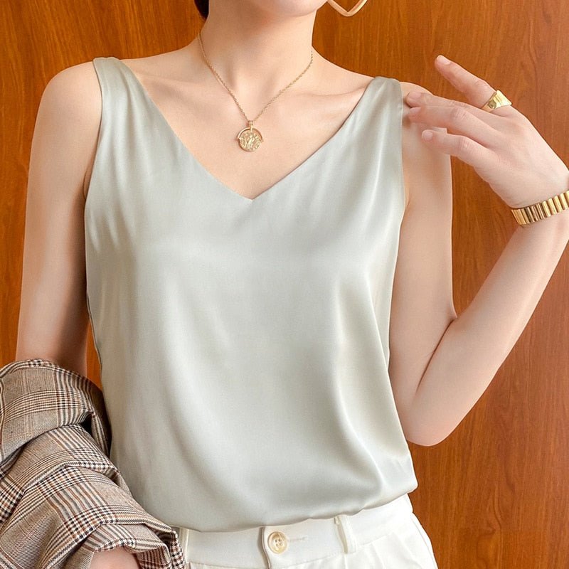 "Top femme chic col en V, coupe fluide élégante, idéal pour un look moderne et polyvalent"
