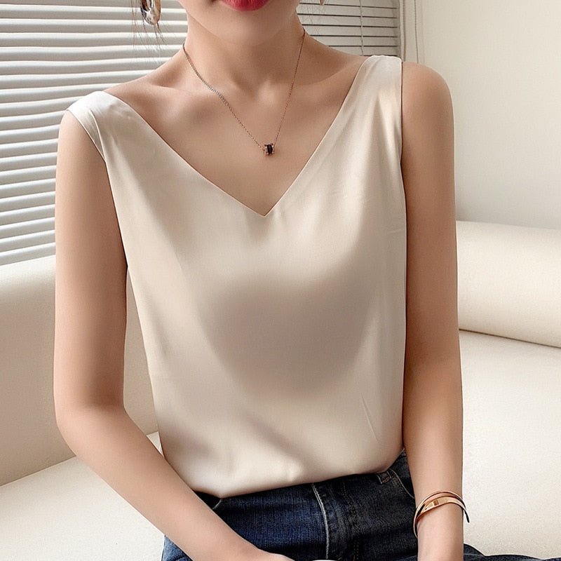 "Top femme chic col en V, coupe fluide élégante, idéal pour un look moderne et polyvalent"