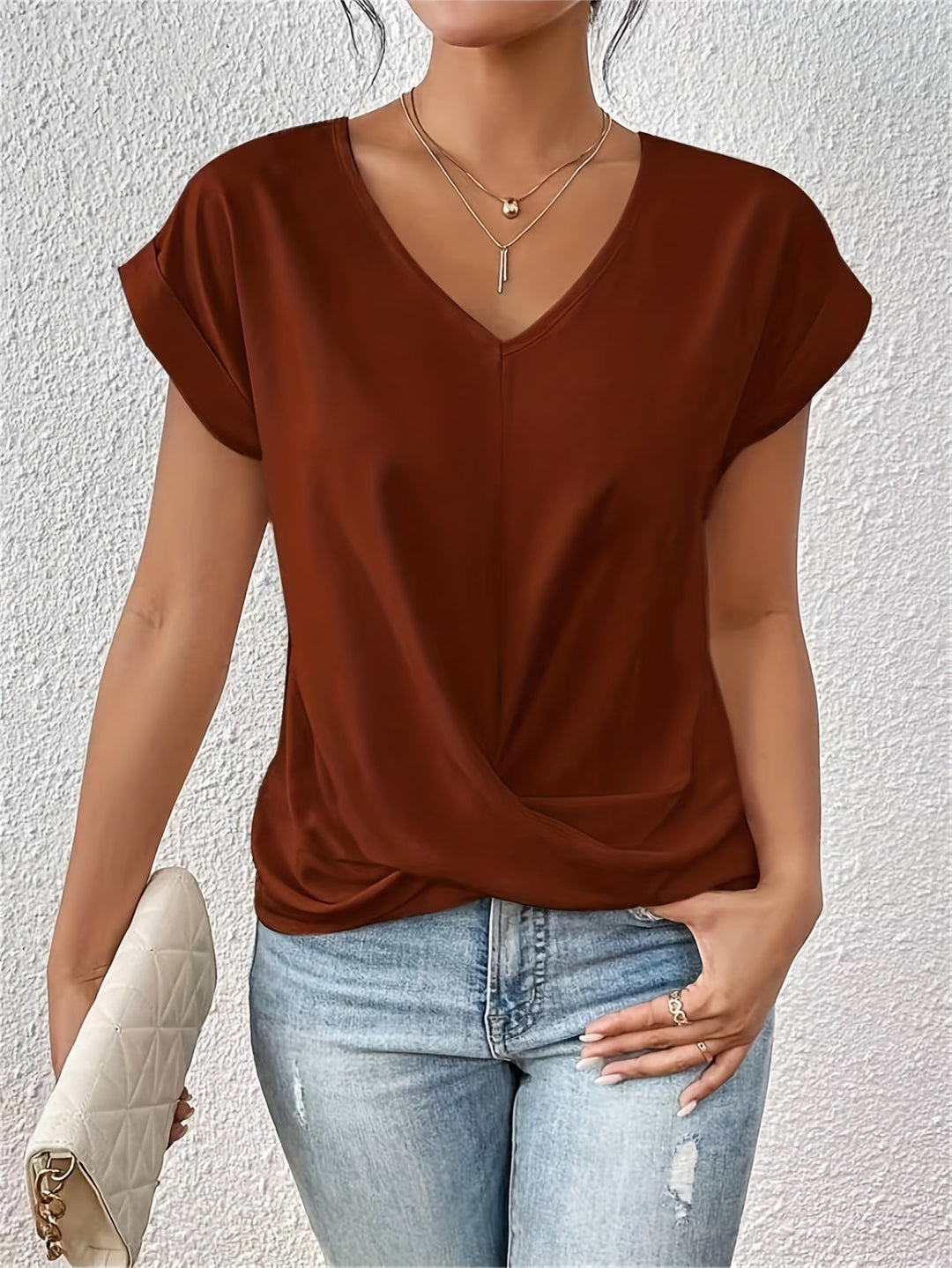 Top femme drapé avec col V, détail de nœud élégant, tissu doux, silhouette flatteuse, bleu profond.