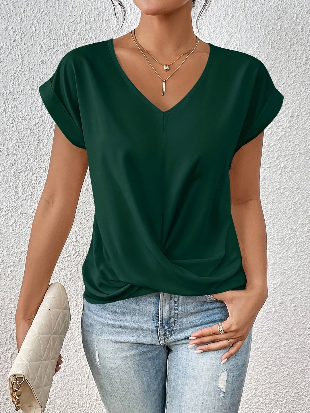 Top femme drapé avec col V, détail de nœud élégant, tissu doux, silhouette flatteuse, bleu profond.