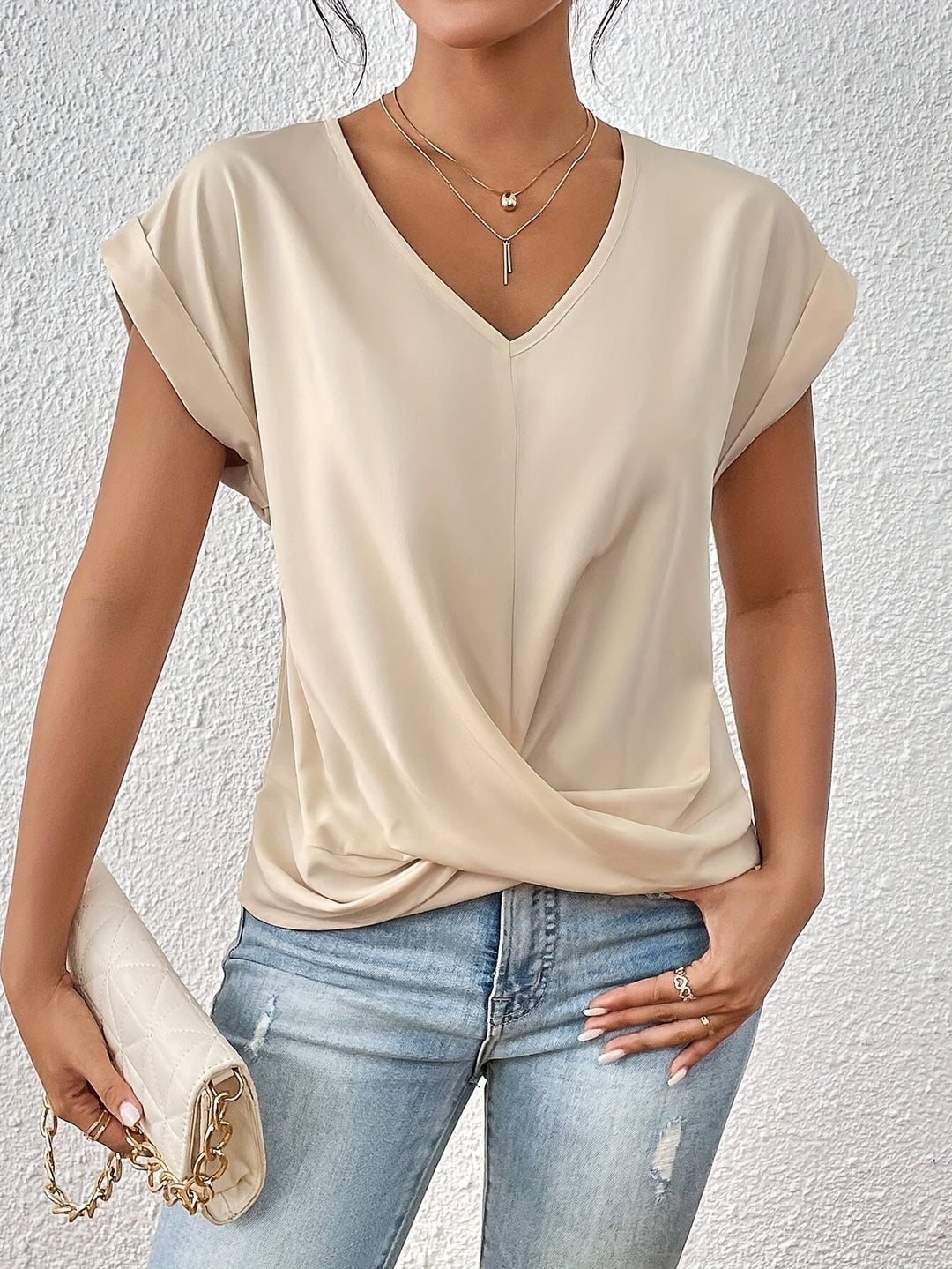 Top femme drapé avec col V, détail de nœud élégant, tissu doux, silhouette flatteuse, bleu profond.