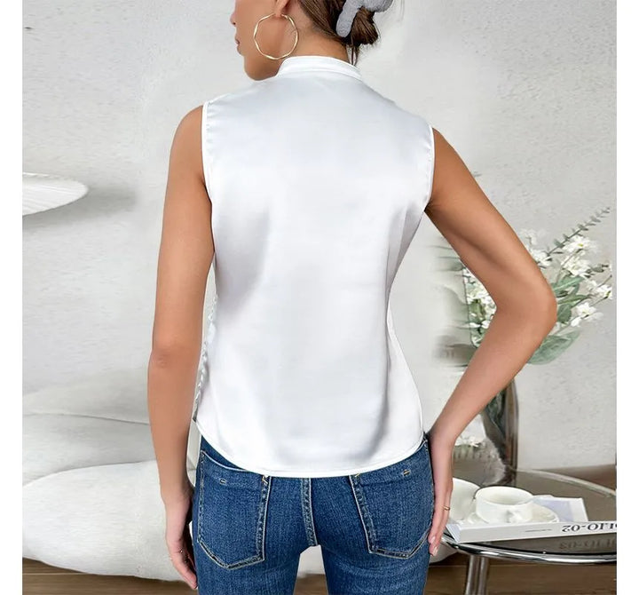 "Top sans manches élégant, tissu haut de gamme, coupe cintrée, coloris uni pour style raffiné et polyvalent."