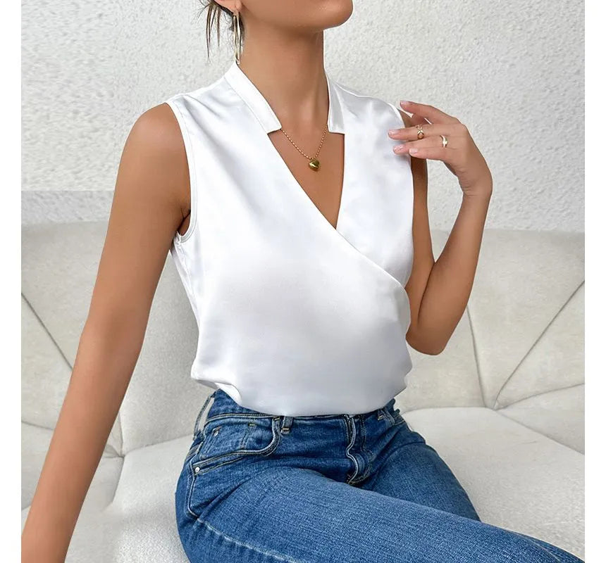 "Top sans manches élégant, tissu haut de gamme, coupe cintrée, coloris uni pour style raffiné et polyvalent."