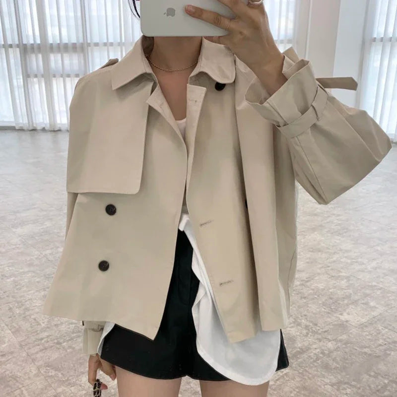 Trench-coat ample femme en dentelle, coupe élégante, couleur neutre, zip asymétrique, idéal mi-saison, style moderne.