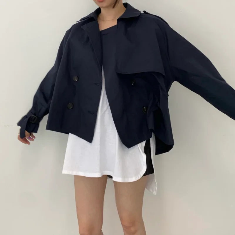 Trench-coat ample femme en dentelle, coupe élégante, couleur neutre, zip asymétrique, idéal mi-saison, style moderne.