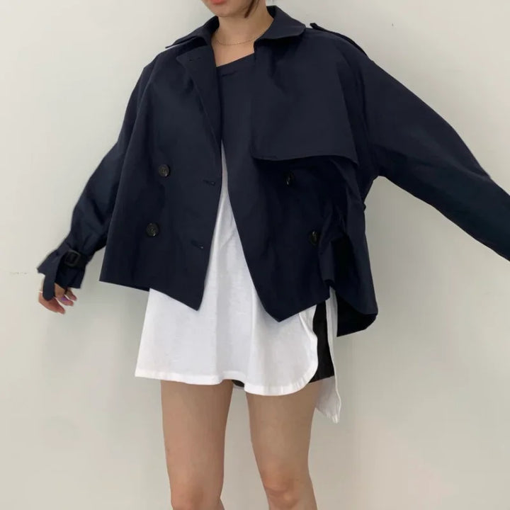 Trench-coat ample femme en dentelle, coupe élégante, couleur neutre, zip asymétrique, idéal mi-saison, style moderne.