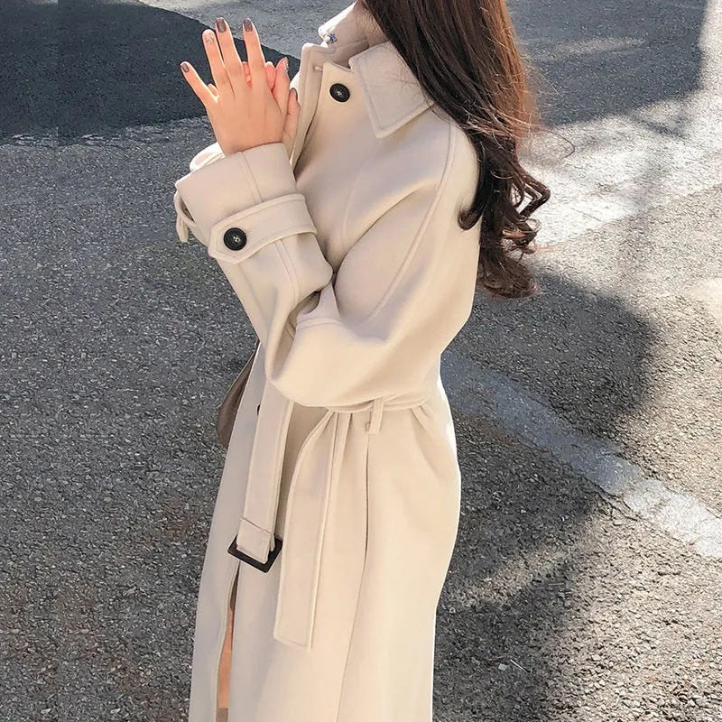 Trench-coat ceinturé en laine bleu marine pour femme, élégant et chaud pour l'automne hiver, accentue la silhouette.