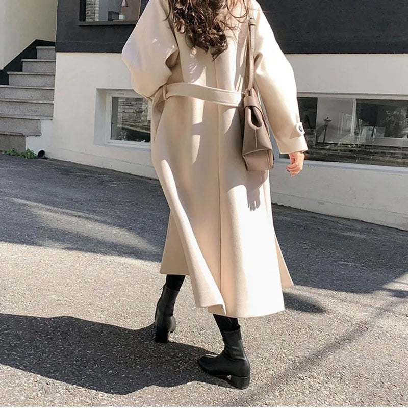 Trench-coat ceinturé en laine bleu marine pour femme, élégant et chaud pour l'automne hiver, accentue la silhouette.