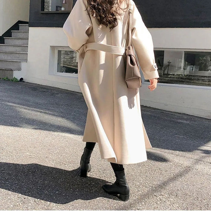 Trench-coat ceinturé en laine bleu marine pour femme, élégant et chaud pour l'automne hiver, accentue la silhouette.