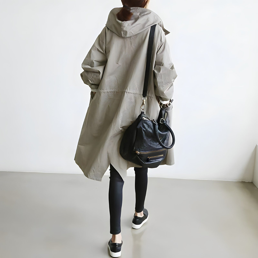 Trench-coat femme élégant vert armée, vue de face, chic et confortable pour toutes saisons, style intemporel adaptable.