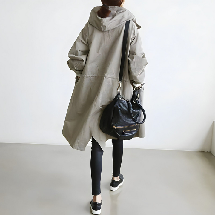 Trench-coat femme élégant vert armée, vue de face, chic et confortable pour toutes saisons, style intemporel adaptable.